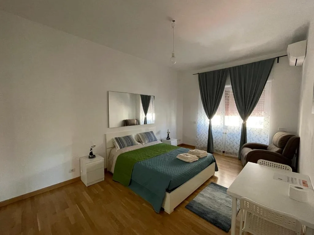 Camera Matrimoniale con Bagno in Comune — LOCAZIONE TURISTICA PAOLUCCI