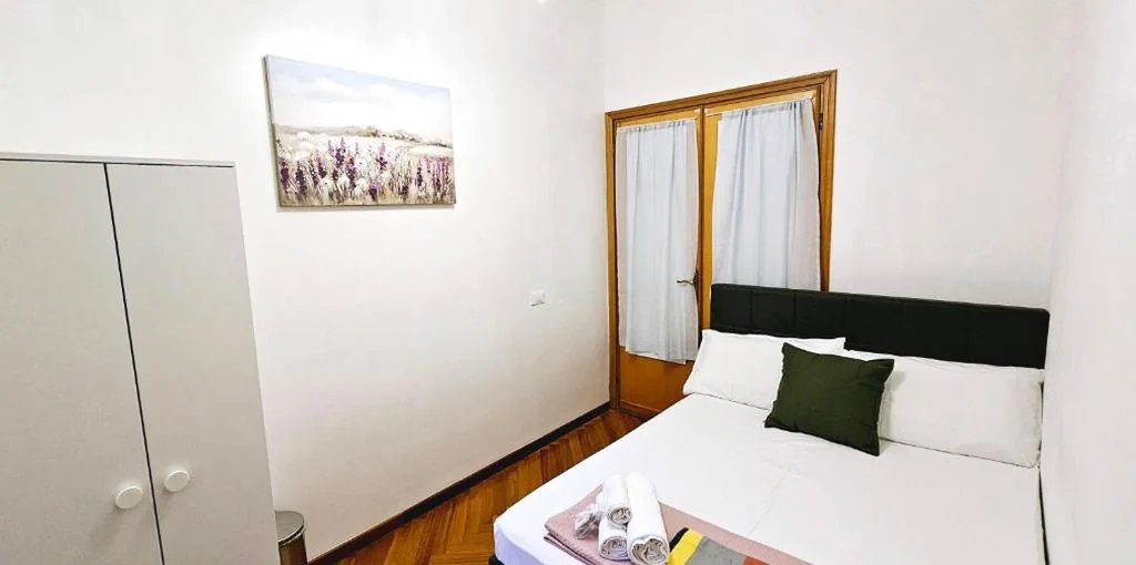 Camera Matrimoniale con Bagno in Comune — VATICAN ERA Guest House