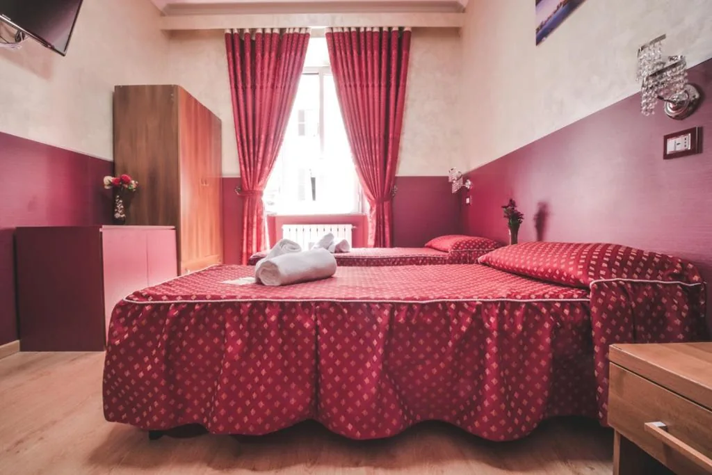 Camera Matrimoniale con Bagno in Comune — Vertex Homes