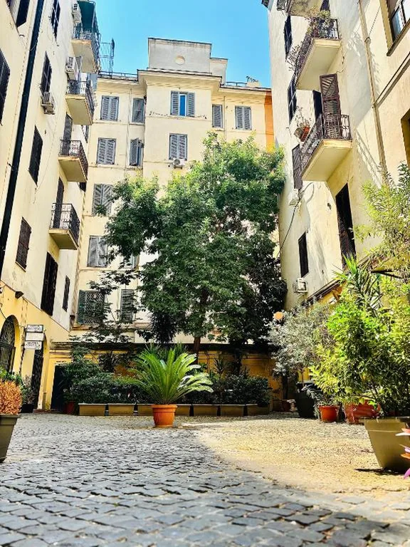 Camera Matrimoniale con Bagno in Comune — Vertex Palace