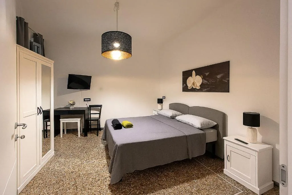 Camera Matrimoniale con Bagno Privato — Acquamarina A Due Passi dai Traghetti