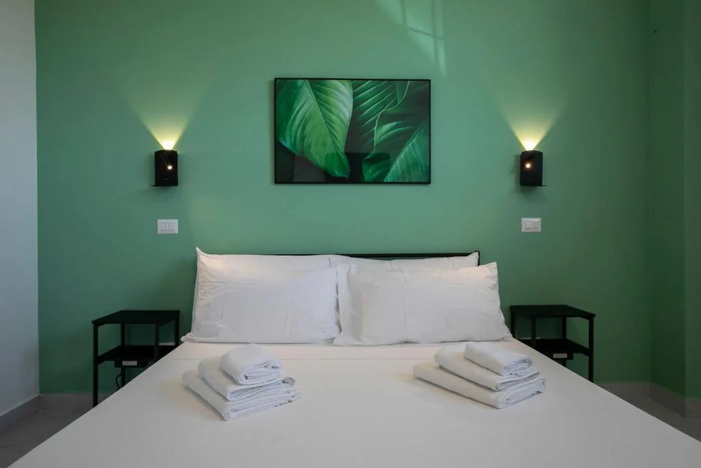 Camera Matrimoniale con Bagno Privato — AMINA Guest House