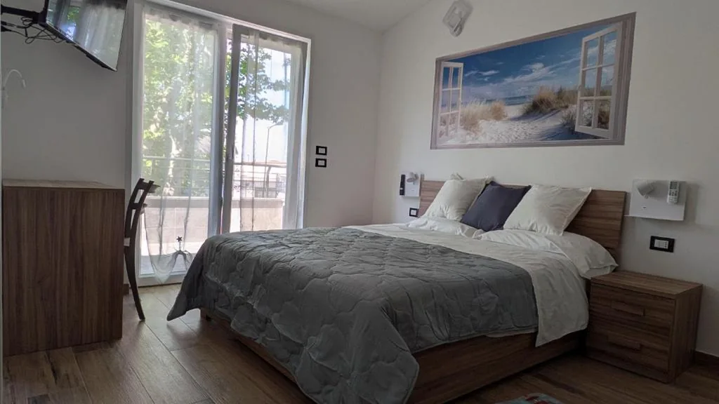 Camera Matrimoniale con Bagno Privato — AURA MARINA – Guest House Fiumicino