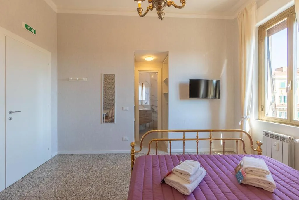 Camera Matrimoniale con Bagno Privato — B&B Floret Roma San Giovanni