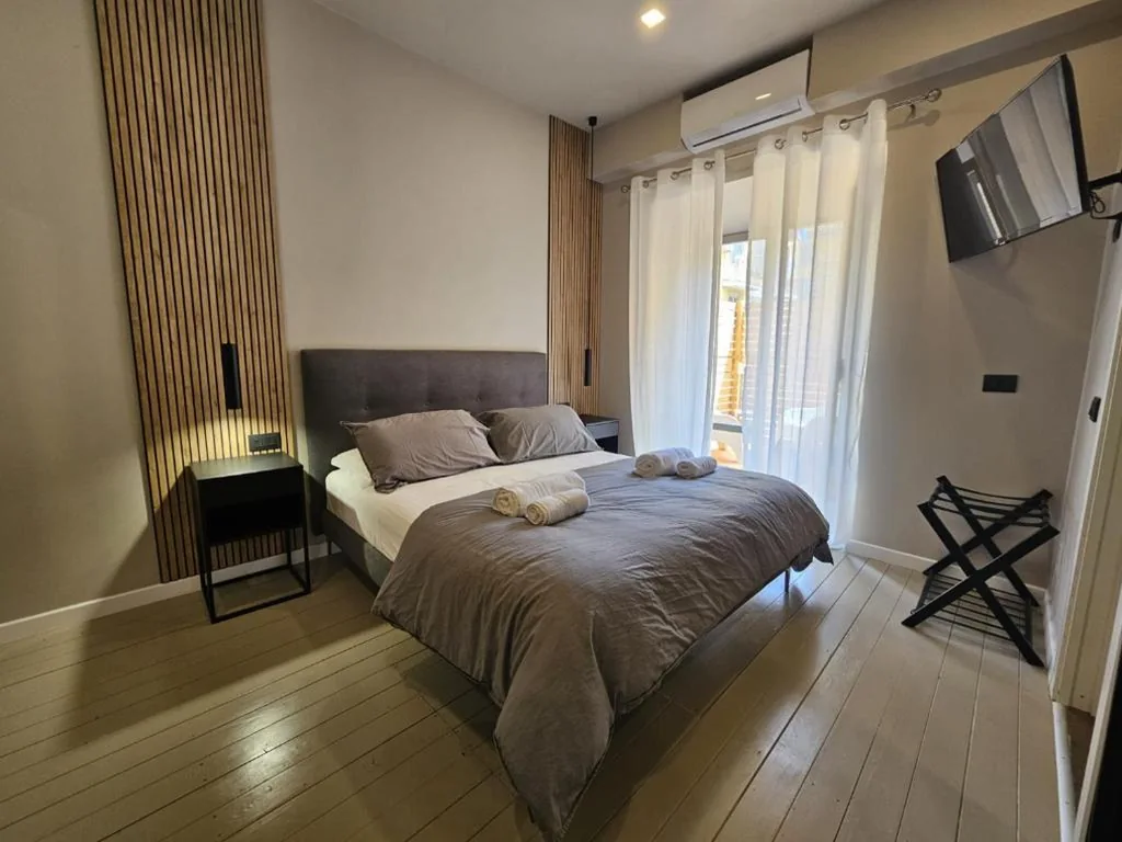 Camera Matrimoniale con Bagno Privato — Be Your Home – Guest House Montegrappa Terrace