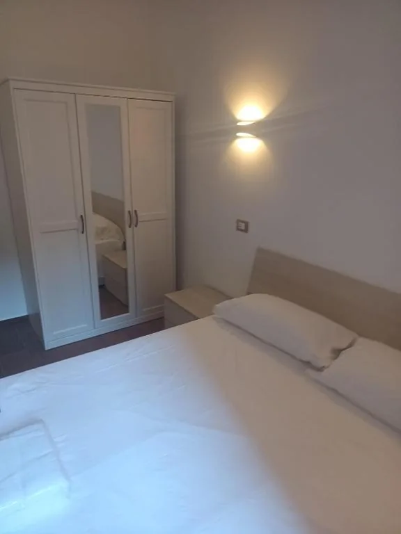Double Room with Private Bathroom — Camera Appartamento Terminal Traghetti