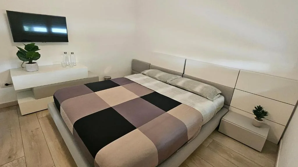 Double Room with Private Bathroom — Room with Kitchen and Pool a Stone’s Throw from Turin