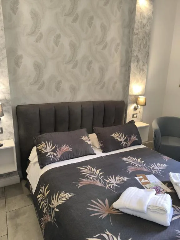Double Room with Private Bathroom — Castel Sant’ Angelo Suites – Vatican – City center – Direct bus stop to and from Fiumicino Apt