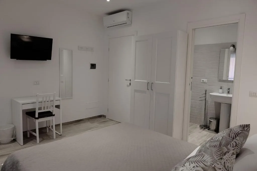 Camera Matrimoniale con Bagno Privato — Central Guest House