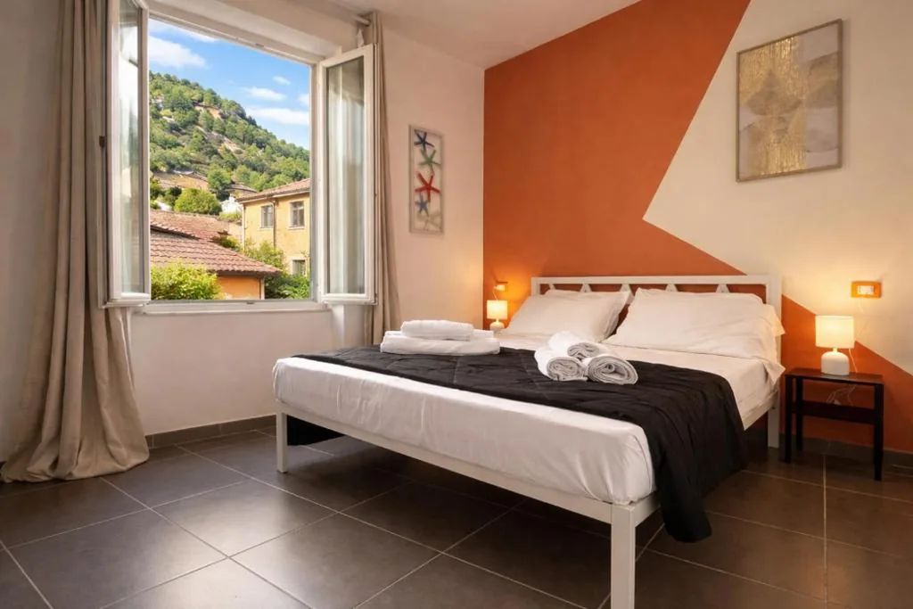 Double Room with Private Bathroom — Central Vernazza Budget Rooms