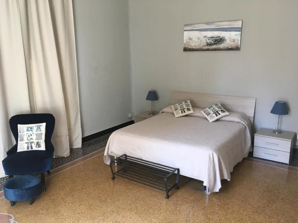 Camera Matrimoniale con Bagno Privato — Check-Inn Rooms Genova Centro