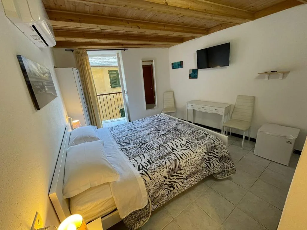 Double Room with Private Bathroom — Chiara rooms