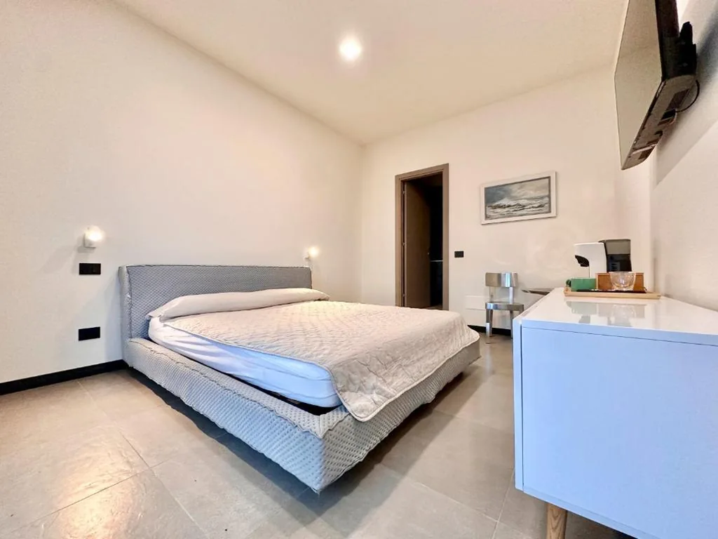 Double Room with Private Bathroom — Cinque Terre Room Rental SULLA VIA