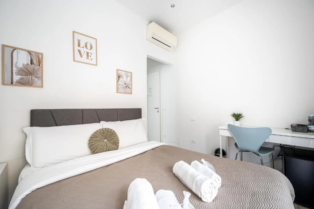 Camera Matrimoniale con Bagno Privato — Da Vinci Suite Modern Rooms near Metro Basilica San Paolo