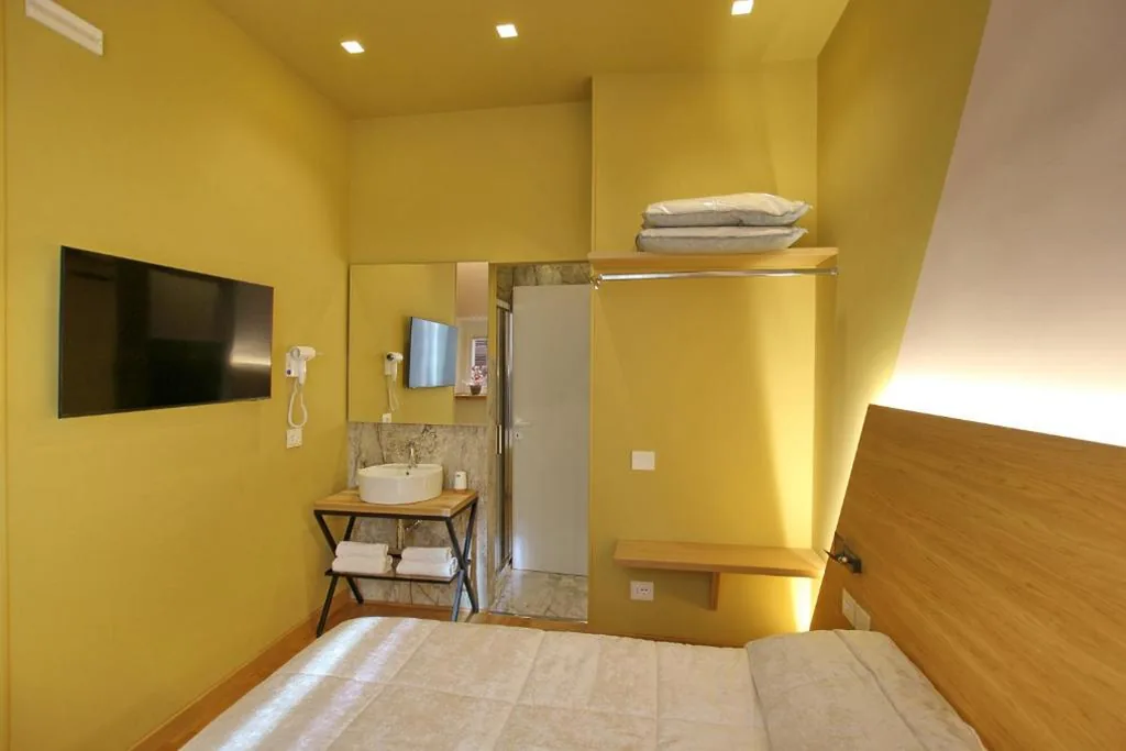 Double Room with Private Bathroom — Dea Rome Suites