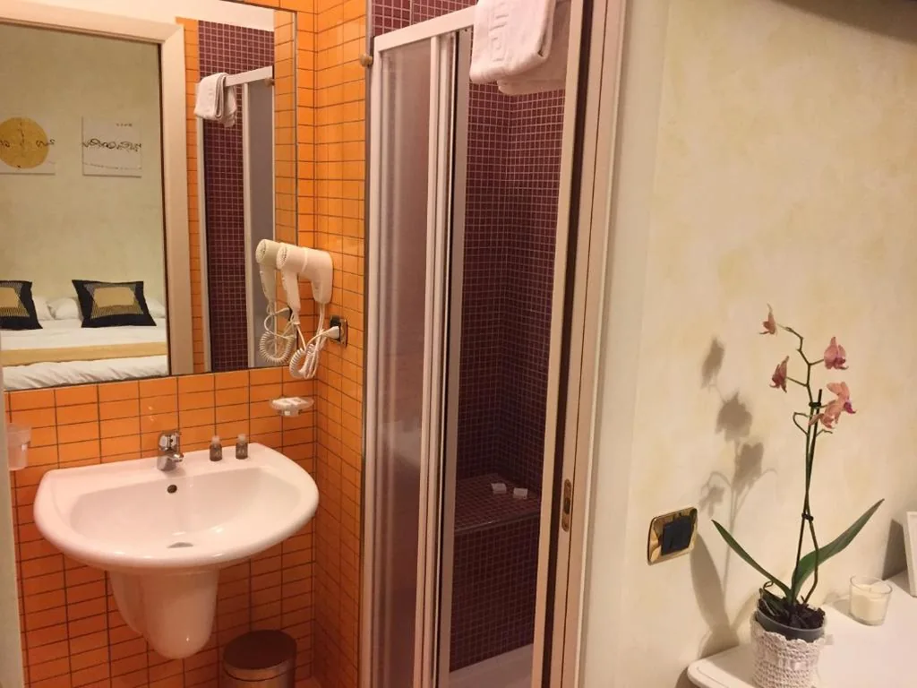 Camera Matrimoniale con Bagno Privato — Dhome B&B