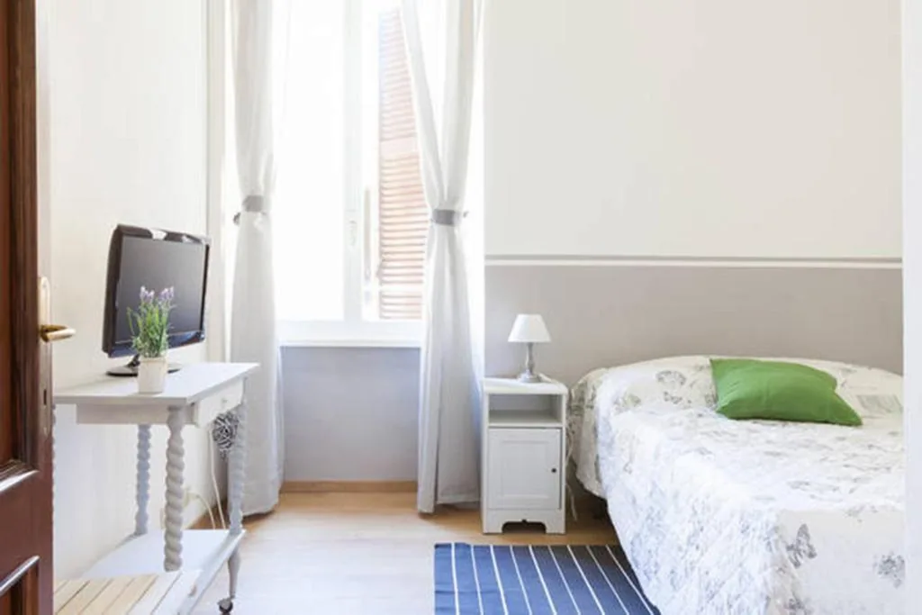 Camera Matrimoniale con Bagno Privato — Domus Merulana Bed and Breakfast