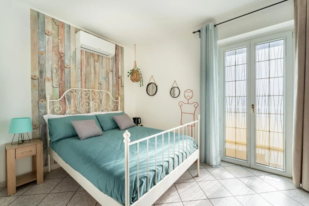Camera Matrimoniale con Bagno Privato e balcone — Miu’ B&B , Ciampino , Villa con Piscina e Parcheggio Privato