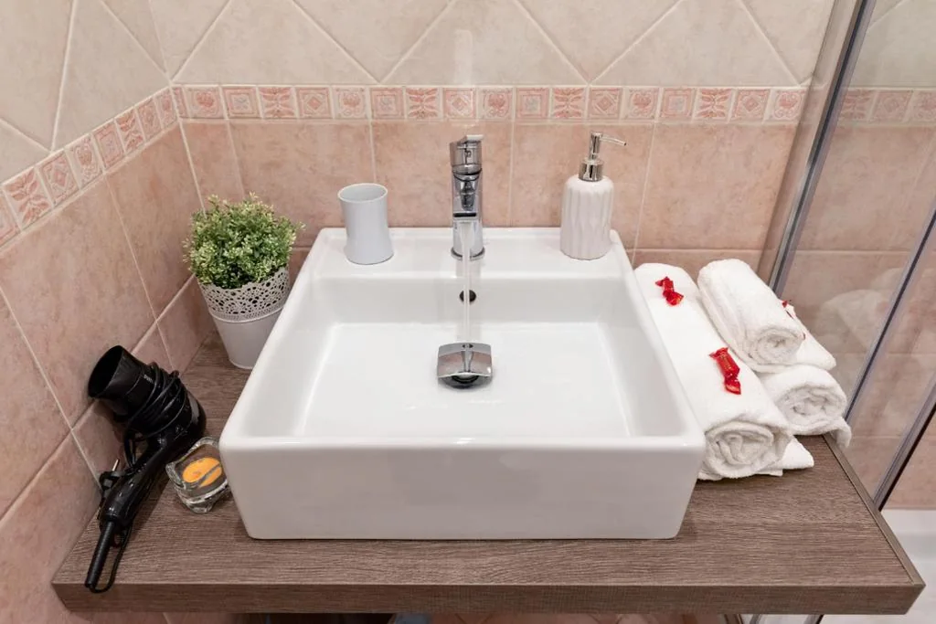 Camera Matrimoniale con Bagno Privato Esterno — A Roman Tale B&B