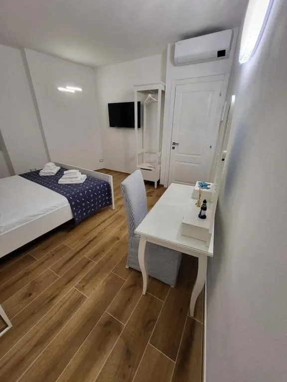 Camera Matrimoniale con Bagno Privato Esterno — Affittacamere Il Timone