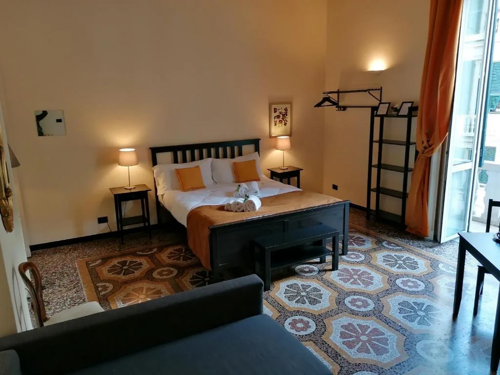 Camera Matrimoniale con Bagno Privato Esterno — B&B Genova Centro