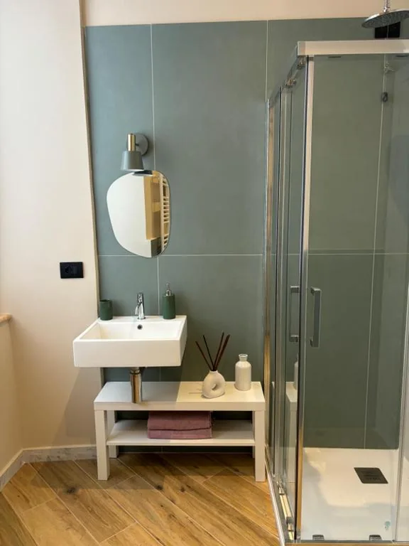 Camera Matrimoniale con Bagno Privato Esterno — B&B Genova Holiday