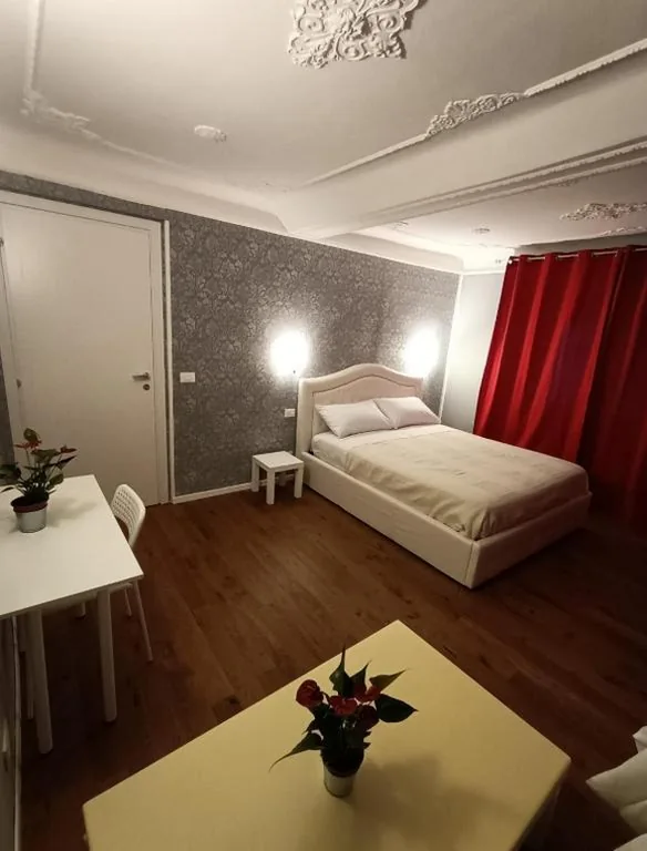 Camera Matrimoniale con Bagno Privato Esterno — B&B Italian Guest Genova