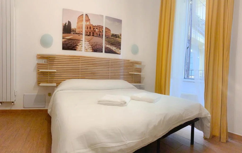 Camera Matrimoniale con Bagno Privato Esterno — B&B Mazzini