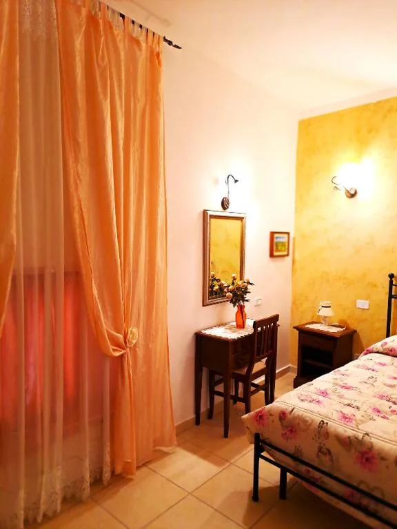 Camera Matrimoniale con Bagno Privato Esterno — Bed And Breakfast Camere Primavera