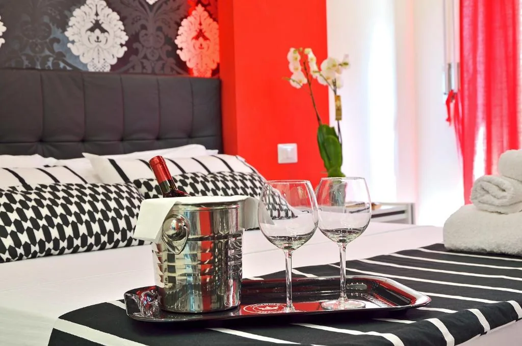 Double Room with External Private Bathroom — Black & White G&G