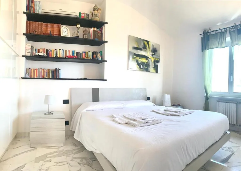 Camera Matrimoniale con Bagno Privato Esterno e Vista Mare — La Casa sui Tetti