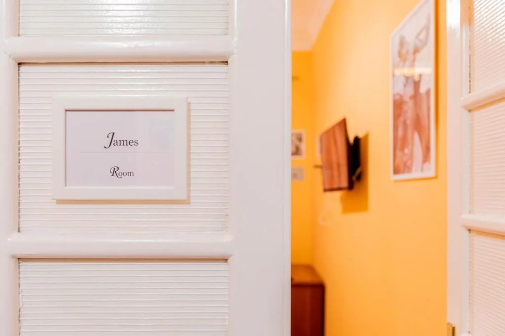 Camera Matrimoniale con Bagno Privato Esterno — Flower guesthouse