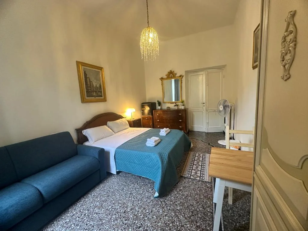 Camera Matrimoniale con Bagno Privato Esterno — Genova Antica