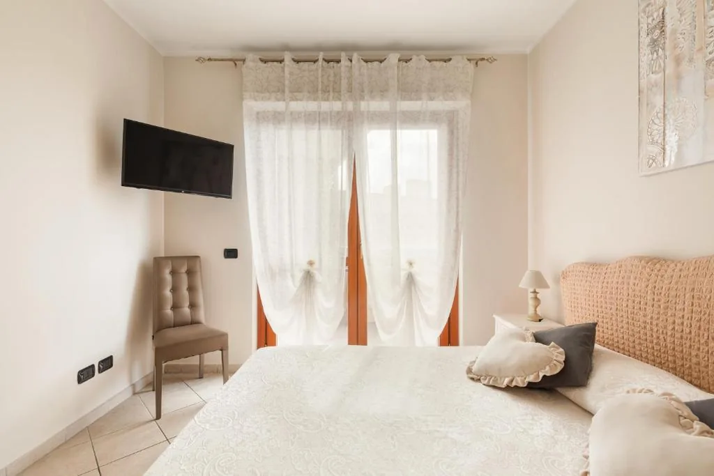 Camera Matrimoniale con Bagno Privato Esterno — Giramondo Guest house