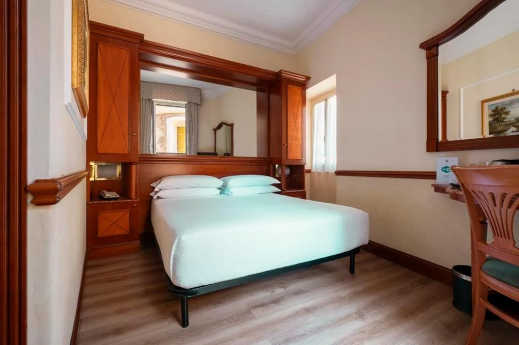 Camera Matrimoniale con Bagno Privato Esterno — Hotel Hiberia