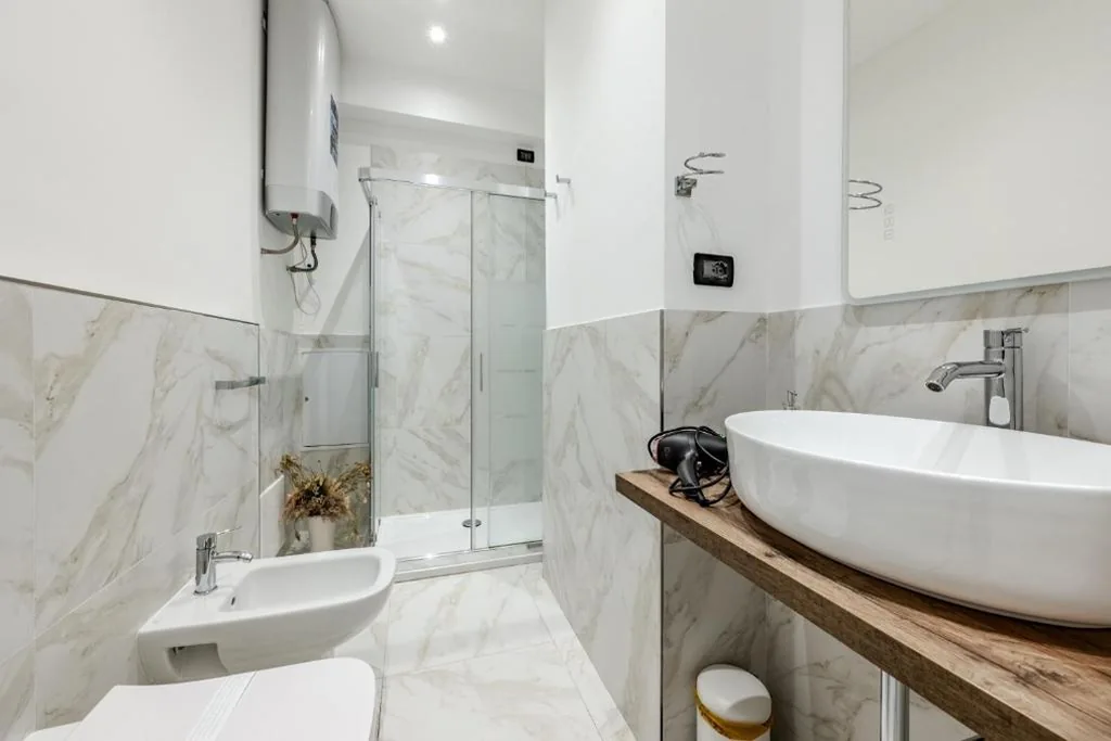 Camera Matrimoniale con Bagno Privato Esterno — Le Colonne Di San Luca Affittacamere