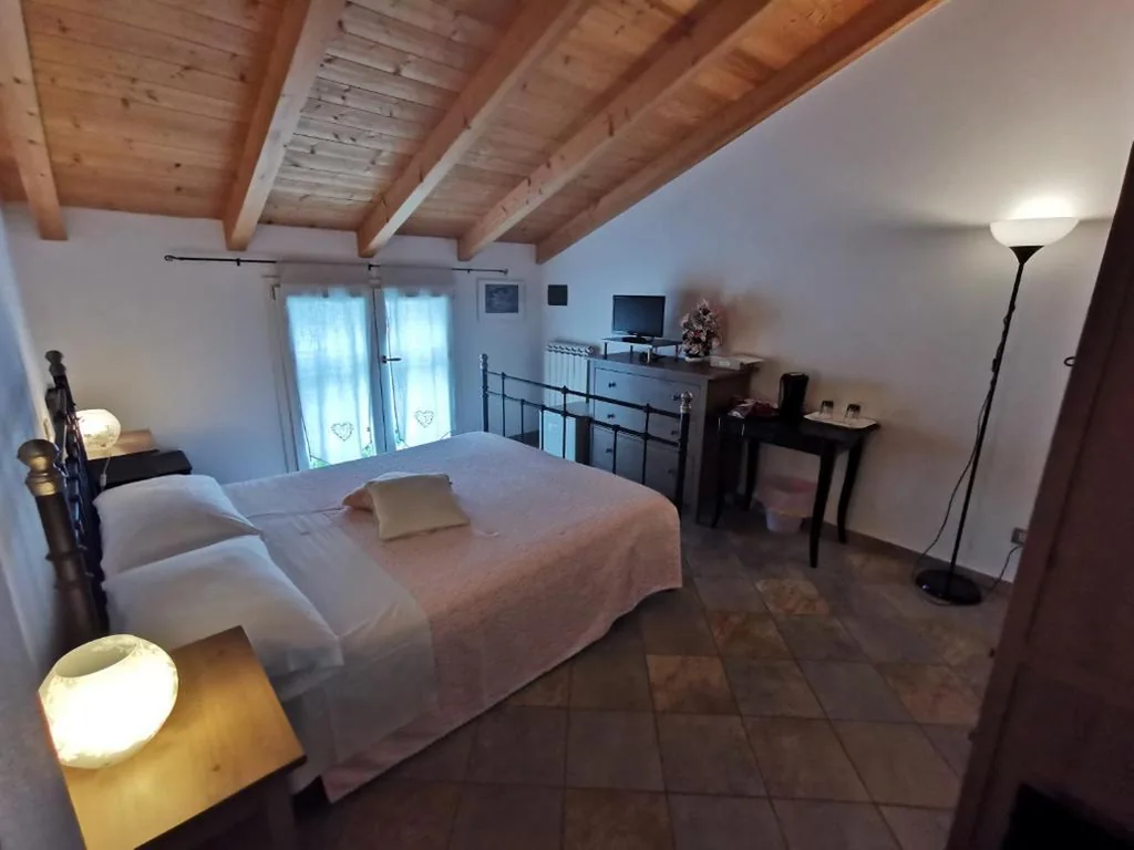 Camera Matrimoniale con Bagno Privato Esterno — Le Fiabe