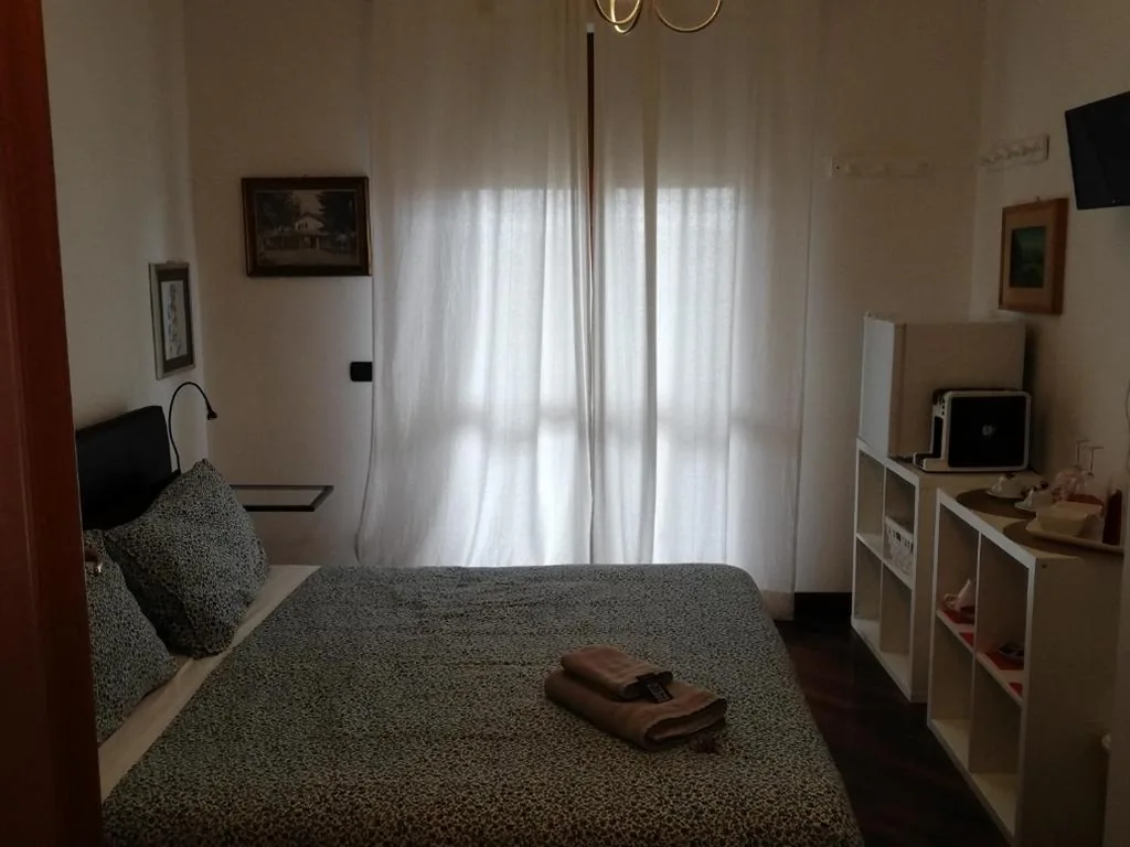 Double Room with External Private Bathroom — Leonardo Rome Holidays