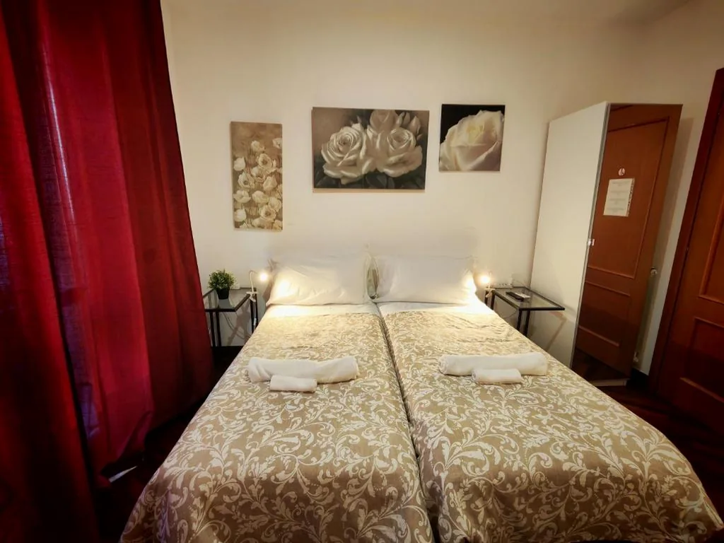 Double Room with External Private Bathroom — Leonardo Rome Holidays