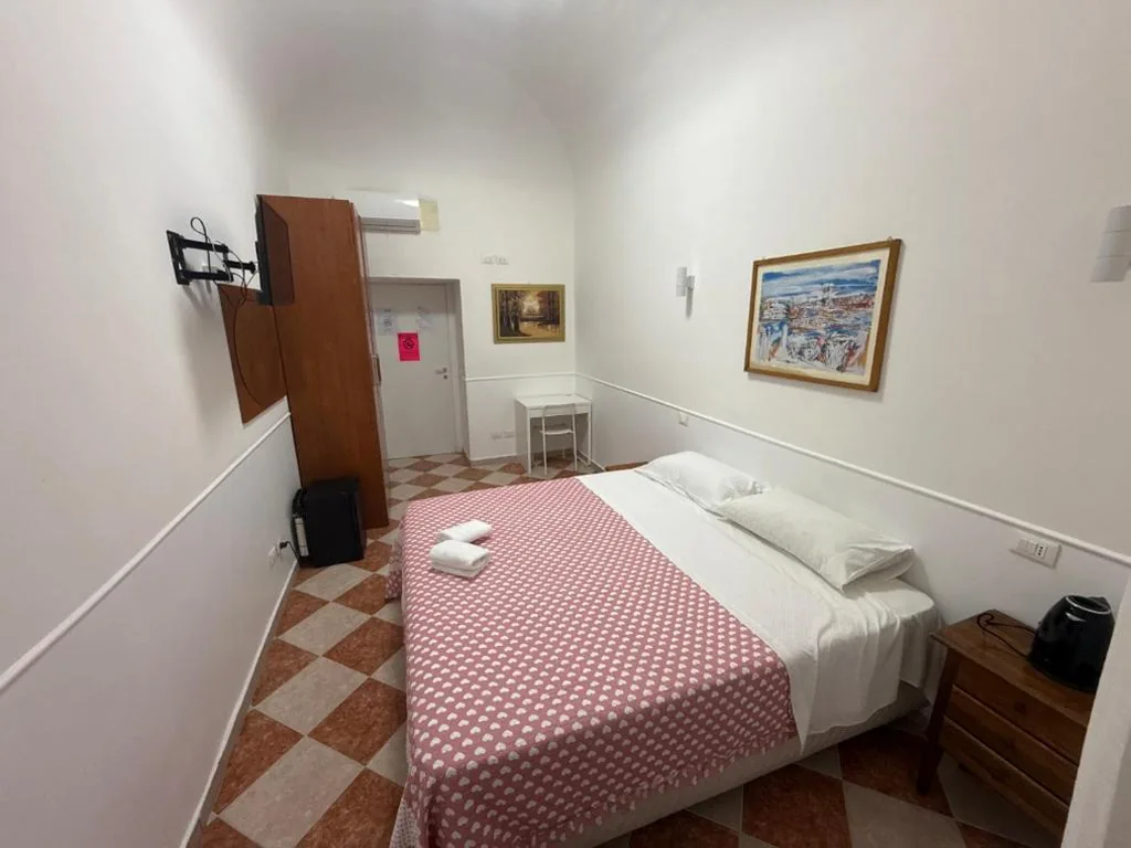 Camera Matrimoniale con Bagno Privato Esterno — ROMA Classica
