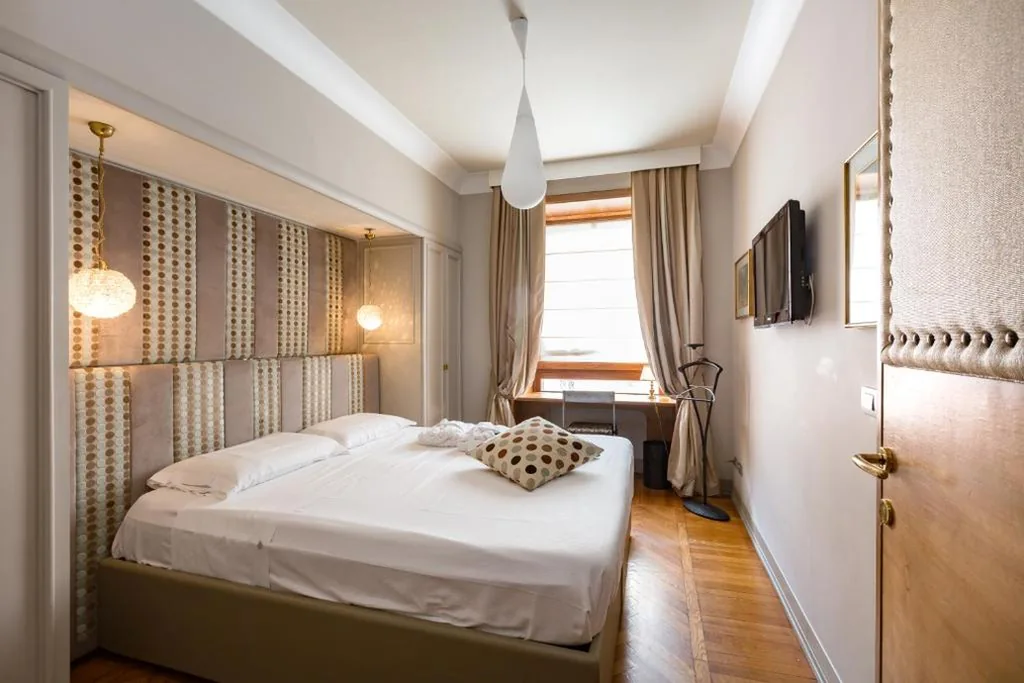 Double Room with External Private Bathroom — Rooms Roma – Monti