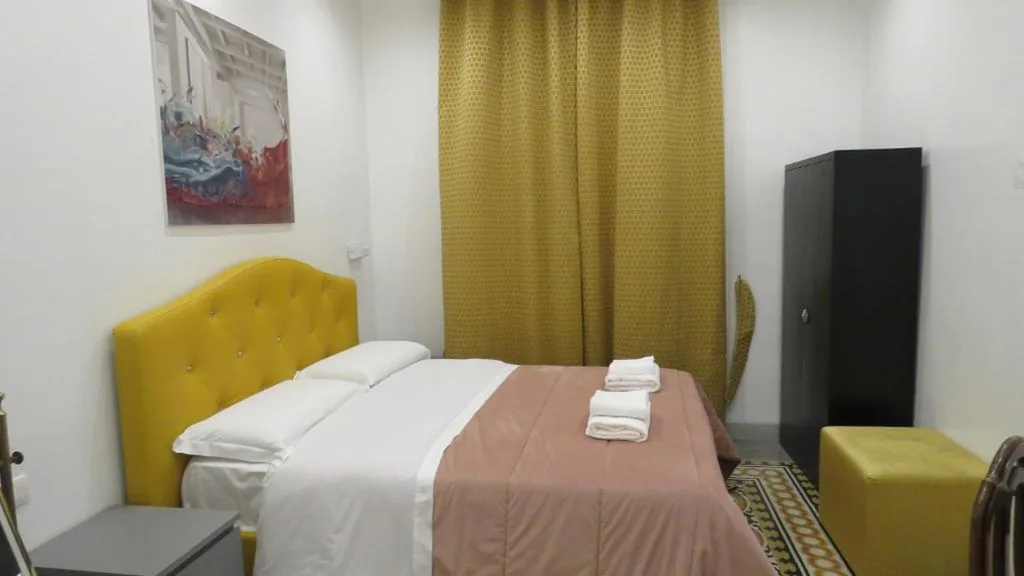 Camera Matrimoniale con Bagno Privato Esterno — Sweet Home Inn