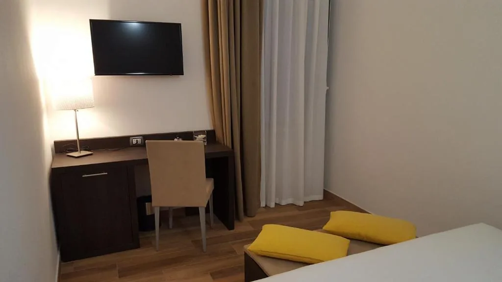 Double Room with External Private Bathroom — Una Finestra su Monti