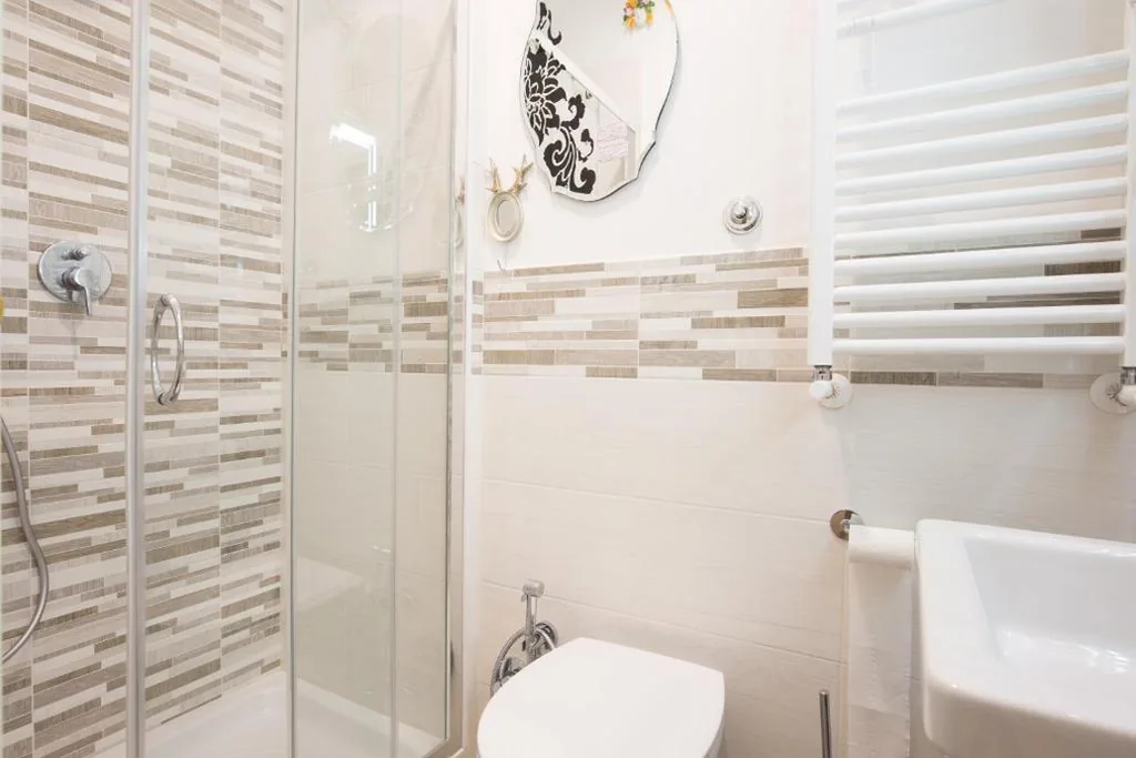 Camera Matrimoniale con Bagno Privato Esterno — Vatican Rooms Irene