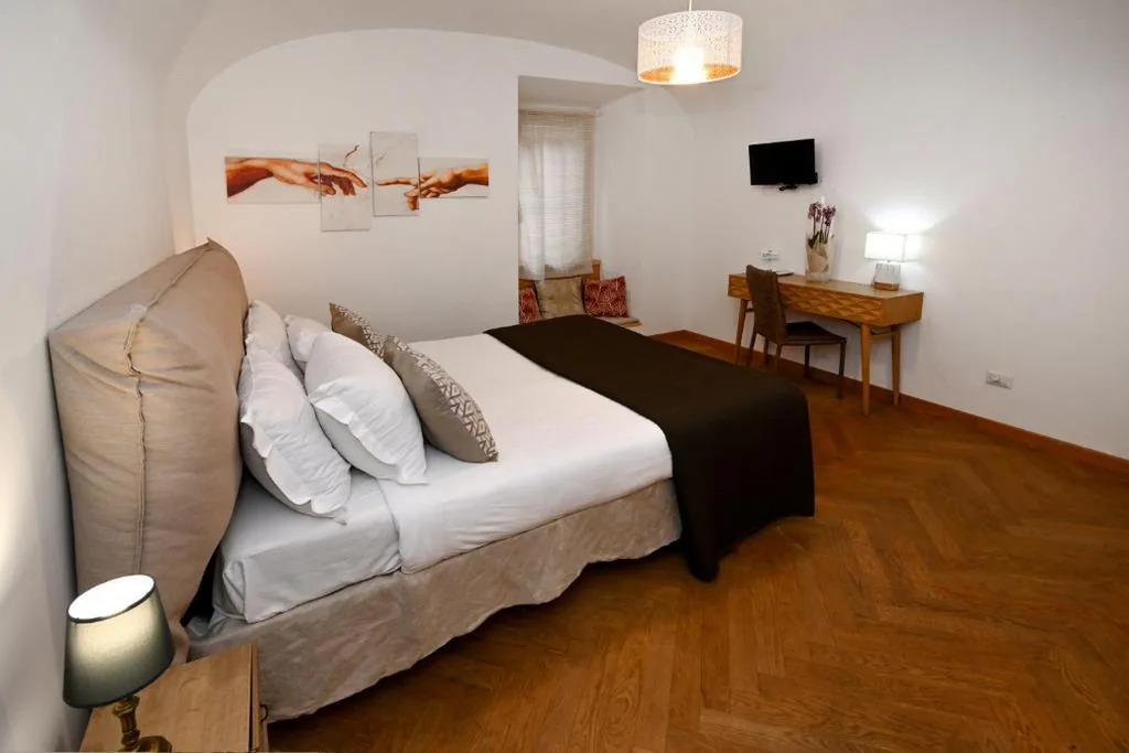 Double Room with External Private Bathroom — Vicolo 22 – Residenze Romanae