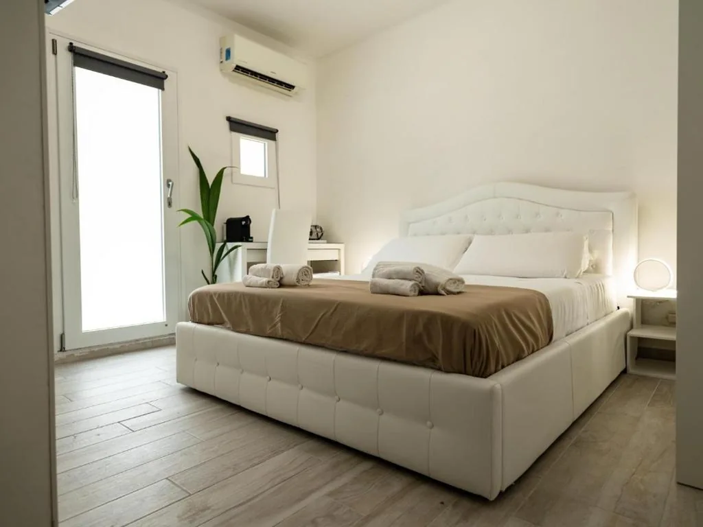 Double Room with Private Bathroom — Felix Rooms
