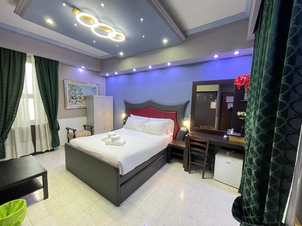 Double Room with Private Bathroom — Gold House