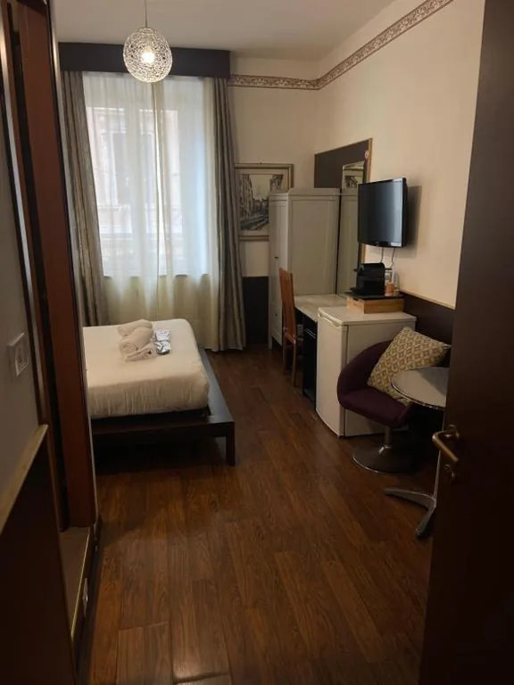 Double Room with Private Bathroom — Gold House
