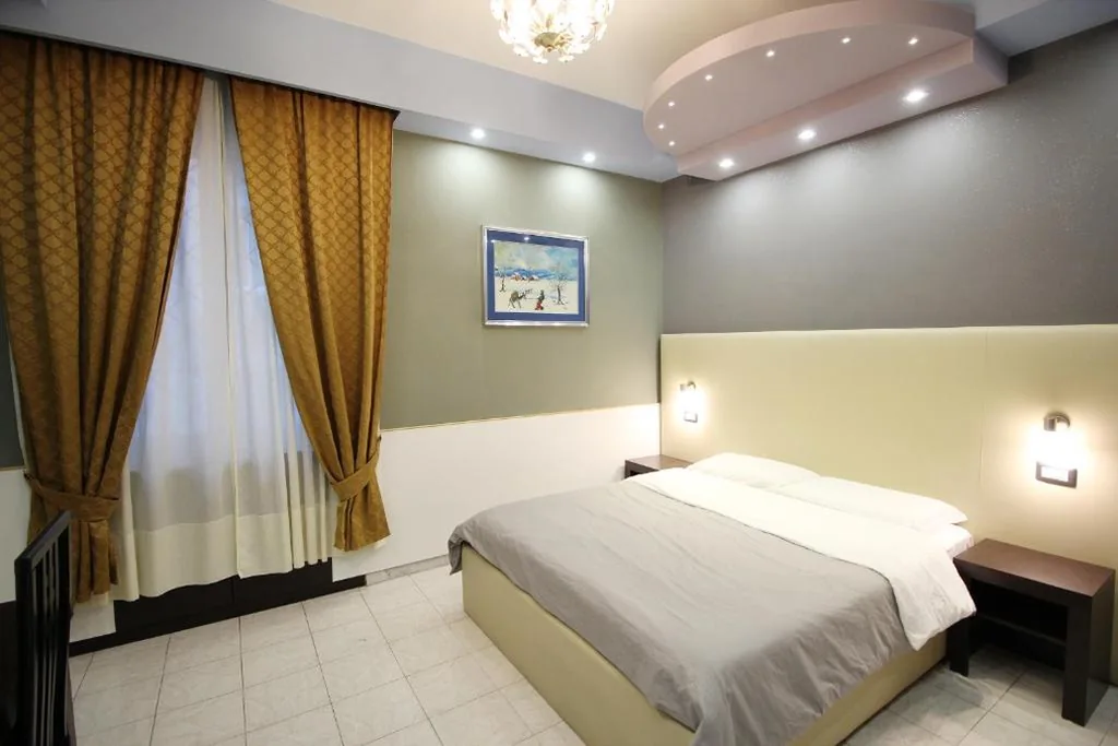 Double Room with Private Bathroom — Gold House