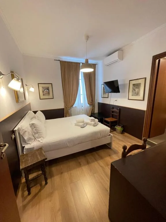 Double Room with Private Bathroom — Gold House